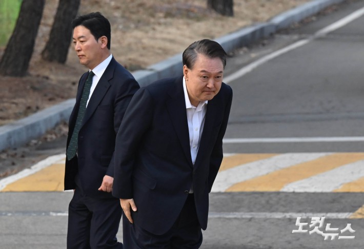 서울구치소 떠나는 尹대통령과 김성훈 경호차장 | 인스티즈